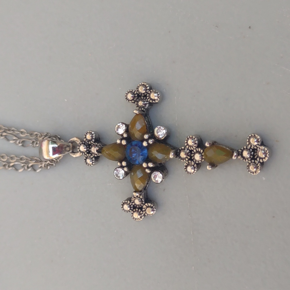 Gorgeous Cross Necklace  jewelry necklace - Picture 2 of 9